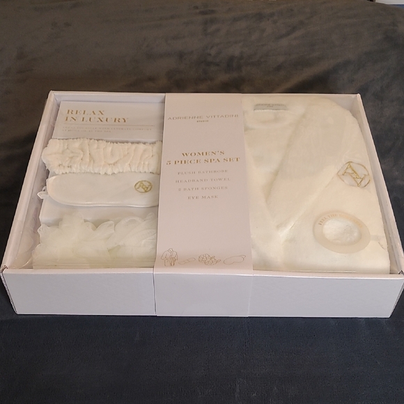 Adrienne Vittadini Women's White Spa Set - Picture 1 of 8